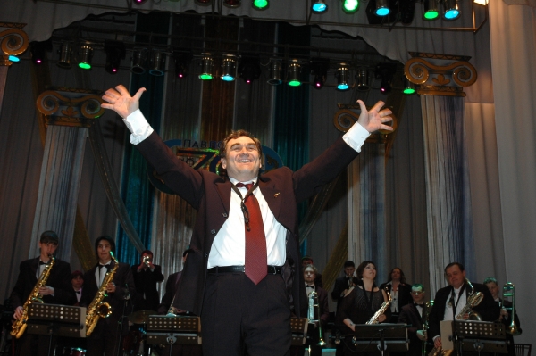Дирижер и художественный руководитель джазового оркестра Шейкин Виктор Тимофеевич признан в конкурсе "Алтын адам - Человек года" в номинации "Деятель культуры 2013 года" в Республике Казахстан.